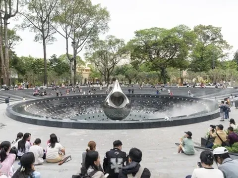 Đài tưởng niệm nạn nhân Covid-19 ở TP.HCM đông kín người xem nhạc nước