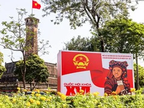 Phố phường Hà Nội rực rỡ cờ hoa trước ngày toàn dân đi bầu cử