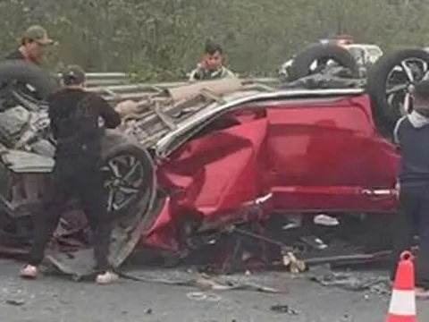 Ô tô con lật úp, 'vò nát' trên cao tốc, tài xế may mắn thoát nạn