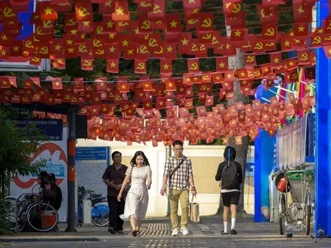 TP.HCM rực rỡ cờ hoa trước ngày bầu cử