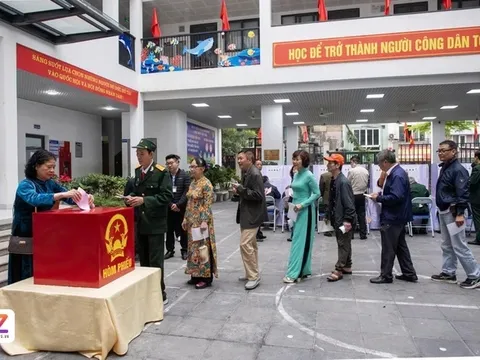 Người dân cả nước đi bầu cử