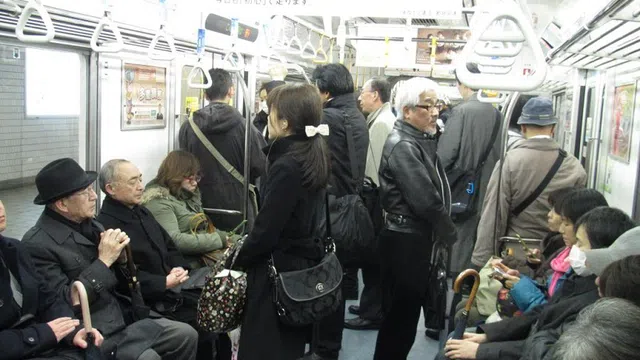 Cách tiêu tiền kỳ lạ của giới siêu giàu Nhật Bản - chỉ thích ở nhà chung cư, đi tàu điện ngầm