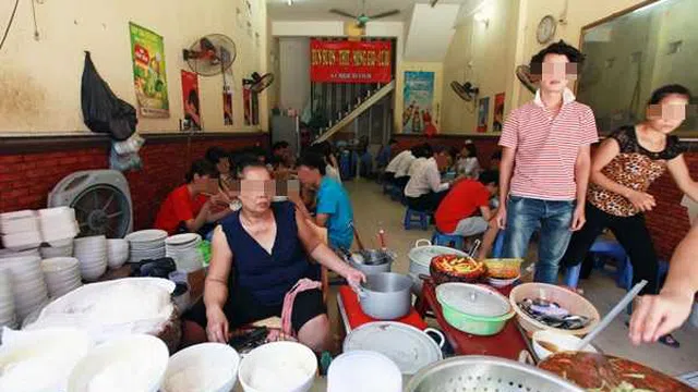 Khó hiểu những quán `bún mắng cháo chửi` vẫn đông nghịt khách