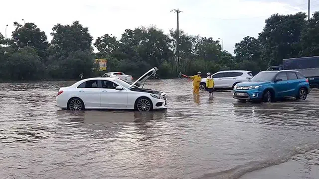 Thiên đường Bảo Sơn chìm trong biển nước, hàng loạt xe chết máy