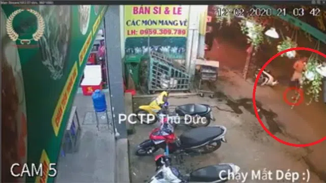 "Chết cười" với thanh niên trộm xe không thành chạy mất cả dép