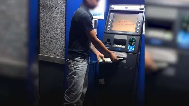 Người đàn ông đi rút tiền ở ATM nhưng đứng nhặt từng tờ và cái kết bất ngờ