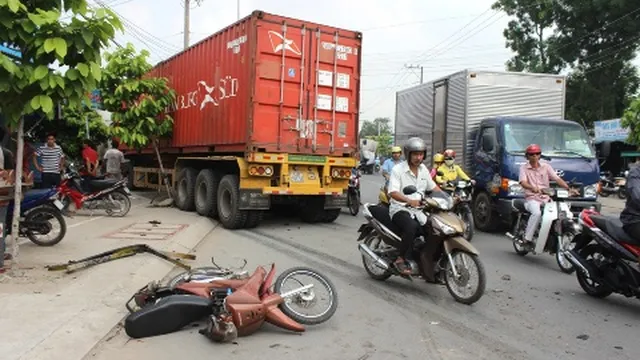 Cố tránh cụ già đi xe đạp, người phụ nữ đẩy mình vào thế đối đầu với xe container