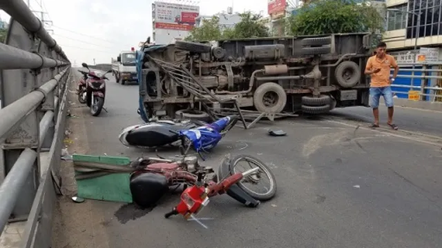 Xe tải mất lái lăn 3 vòng trên đường, lái xe máy nhảy khỏi xe thoát chết như điệp viên 007