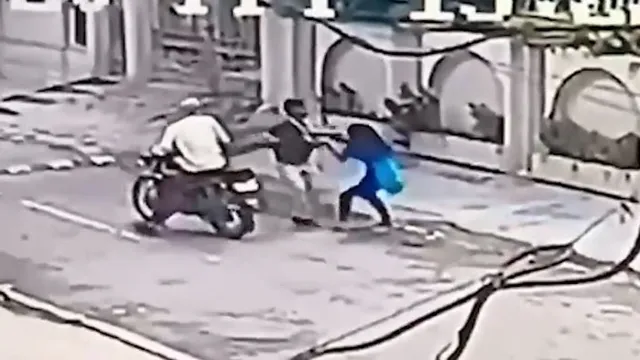 Bị 2 tên cướp giật điện thoại, cô gái dũng cảm tóm gọn 1 tên khiến tên còn lại bỏ chạy
