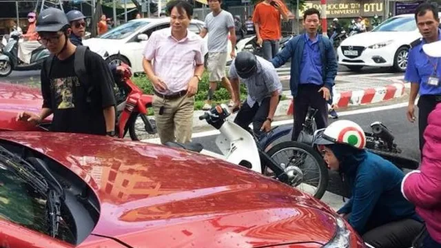 Người phụ nữ đi ô tô đạp nhầm chân ga húc bay 2 người đi xe máy đang chờ đèn đỏ trên đường Ô Chợ Dừa