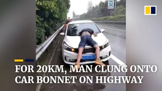 Người đàn ông liều mạng bám trên nóc capo xe ô tô của vợ cũ suốt 20km vì tranh chấp tài sản