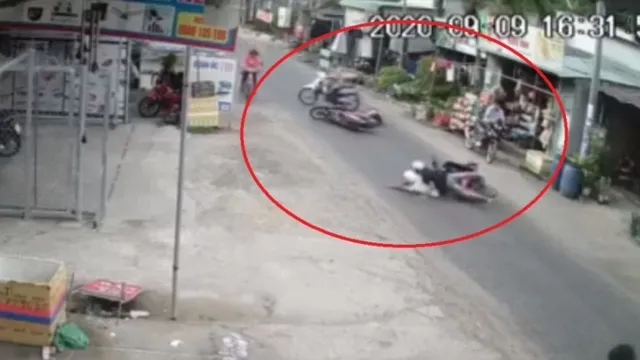 Cụ ông sang đường khiến 2 xe máy đi đằng sau ngã sấp mặt khiến CĐM tranh cãi ai là người có lỗi