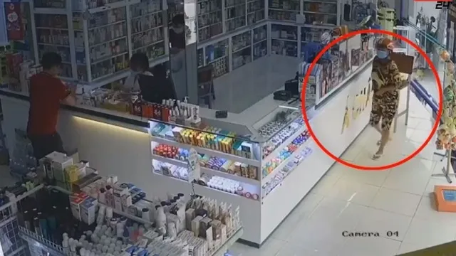 Nữ quái liên tục nhét 5 chai sữa rửa mặt vào trong quần mà không bị ai phát hiện
