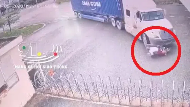 Clip: Thót tim khi xem cảnh người phụ nữ bò trước đầu xe sau va chạm giao thông với container