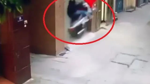 Clip: Thiếu nữ phóng xe với tốc độ bàn thờ trong ngõ hẹp và cái kết đắng