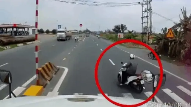 Clip: Người đàn ông tạt đầu xe container theo kiểu " giỡn mặt tử thần "