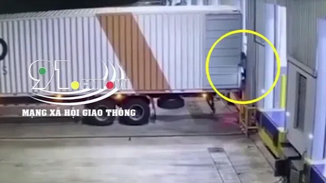 Clip: Đứng ra hiệu cho xe container lùi vào kho, người đàn ông bị ép vào tường tử vong thương tâm