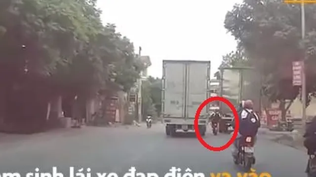 Clip: Nam sinh suýt phải trả giá bằng cả mạng sống khi có chen vào khe hẹp giữa 2 chiếc ô tô