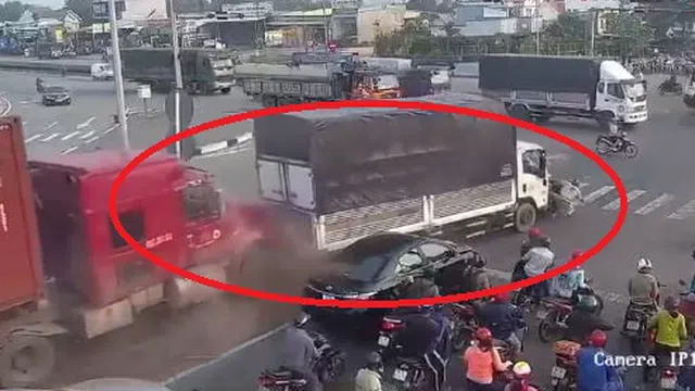 Clip: "Xe container điên" tông hàng loạt ô tô xe máy đang dừng đèn đỏ ở Bình Dương