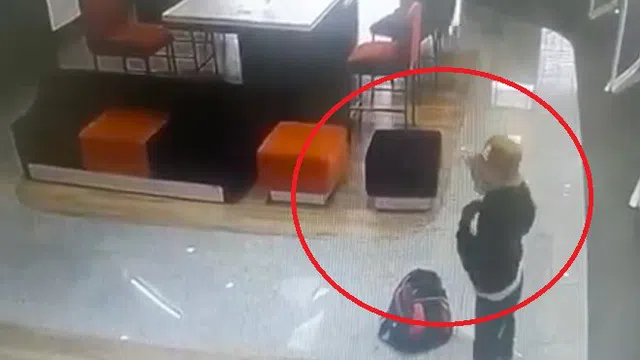 Clip: Camera an ninh ghi lại toàn bộ cảnh thanh niên mang xăng đến cướp ngân hàng Tp Bank Sài Gòn