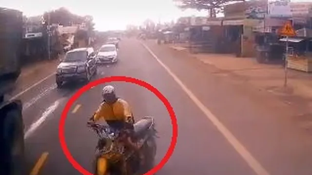 Clip: Xe máy lấn làn đâm trực diện vào xe ô tô đi ngược chiều