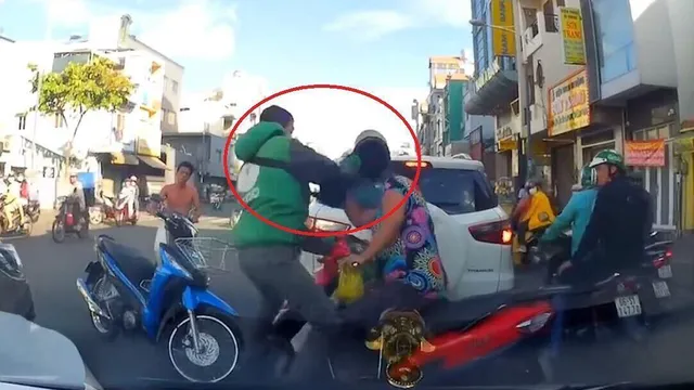 Clip: Thanh niên grab cầm mũ bảo hiểm đánh vào đầu người phụ nữ sau va chạm giao thông