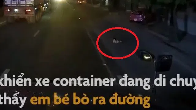 Clip: Tài xế container giật mình hoảng hốt khi thấy 1 cháu bé bò ra giữa đường trong đêm