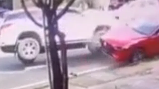 Khoảnh khắc xe Fortuner lật nghiêng giữa đường vì đâm vào xe Mazda đang dừng đỗ