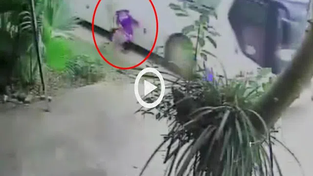 Khoảnh khắc xe đưa đón công nhân va chạm xe đạp, người phụ nữ bị bánh xe cán qua tử vong