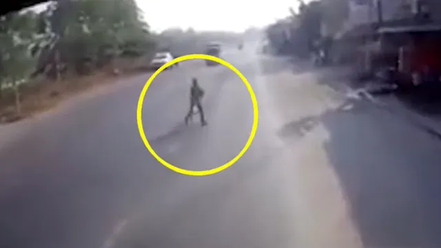 Clip: Vội vàng qua đường không chịu quan sát, người phụ nữ ngã nhào ngay trước bánh xe đầu kéo
