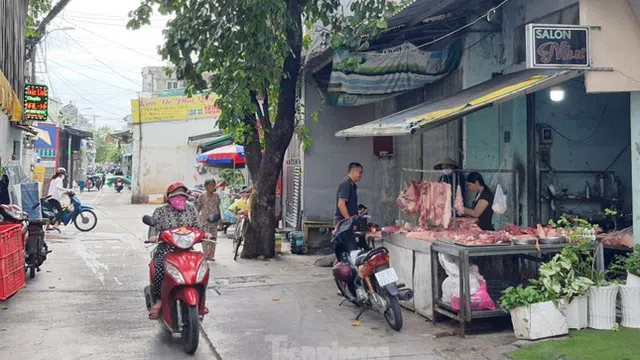 VIDEO: Chủ quầy thịt ở TPHCM bị tạt mắm tôm giữa ban ngày