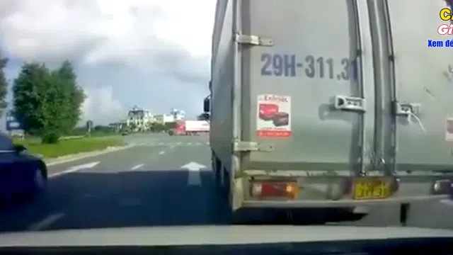 VIDEO: Tài xế xe tải hung hãn cố tình lùi xe, tông mạnh vào ô tô phía sau
