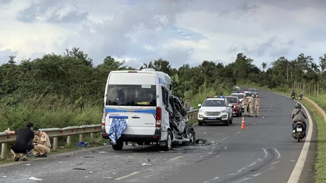 Video: Xe tải lao thẳng vào xe du lịch khiến 13 người thương vong ở Đắk Lắk