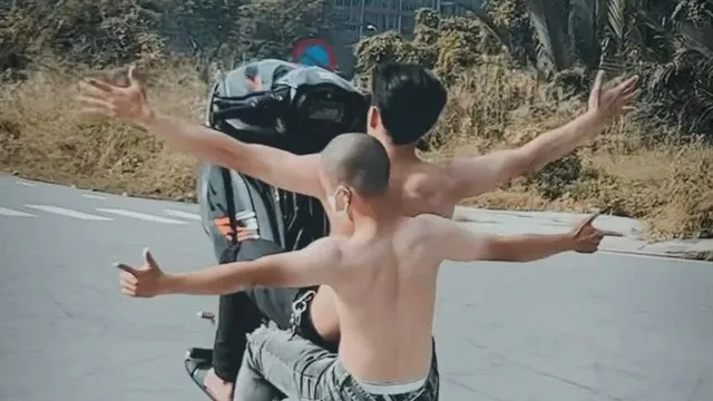 Xôn xao clip nhóm thanh niên “tạo dáng” nguy hiểm trên xe máy ở TP HCM