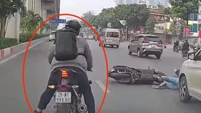 Thanh niên bỏ chạy sau khi đâm xe làm người phụ nữ ngã trước đầu ô tô