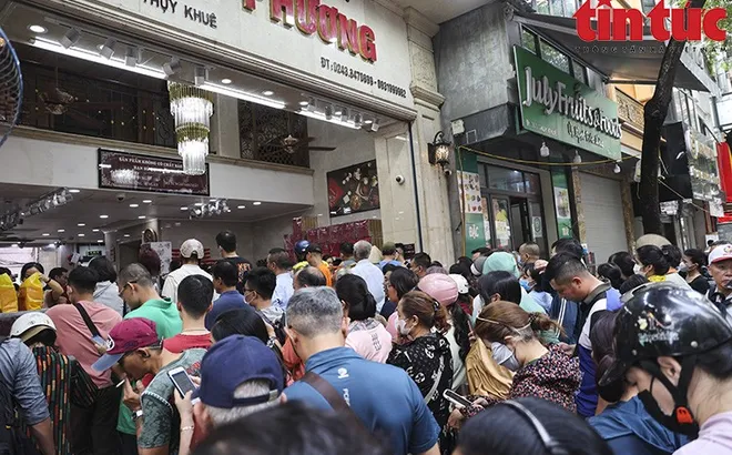 Người dân xếp hàng dài mua bánh Trung thu truyền thống