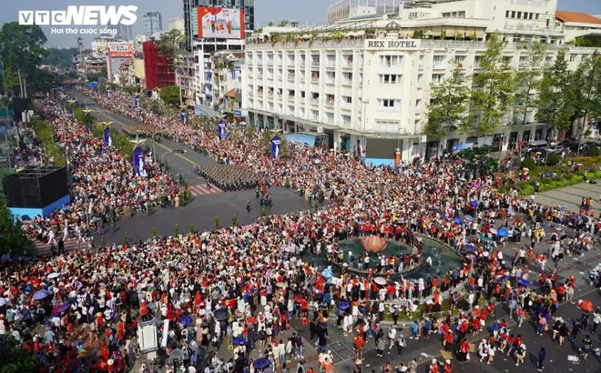 Đoàn diễu binh xuống phố, chiến sĩ đi giữa vòng tay Nhân dân