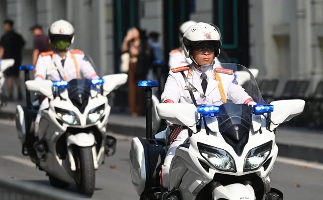 Hồ Gươm chiều cuối tuần: Hàng trăm người dân đội nắng gần 40 độ C xem lực lượng đặc nhiệm đu dây, diễn tập chống khủng bố