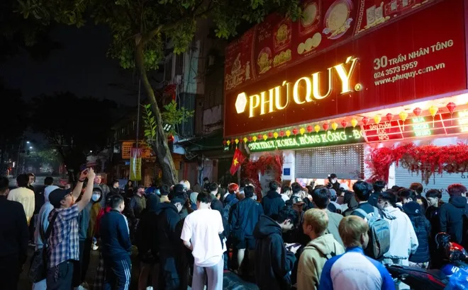 Ngày Vía Thần Tài: Khách đội mưa xếp hàng hơn 10 tiếng chờ mua vàng, xuất hiện thiết bị đặc biệt tại cửa hàng Trần Nhân Tông