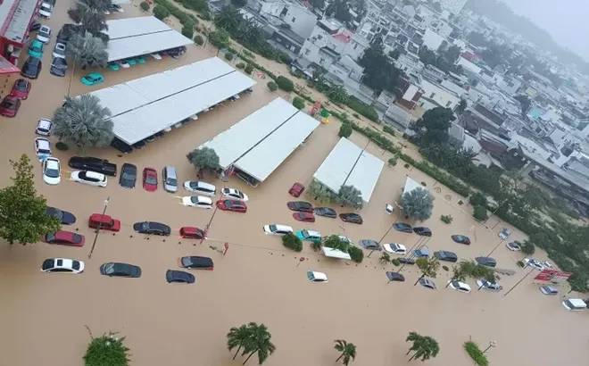 Nha Trang, Khánh Hoà: Nhiều nơi kêu cứu, ô tô tiền tỷ 'chìm trong biển nước'