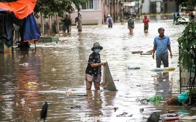 Mưa lũ làm 85 người chết & mất tích, người dân cần thuốc men, hoá chất