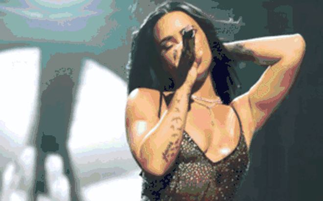 Nữ ca sĩ hết thời 'lột xác' xinh đẹp khó tin, vóc dáng nóng bỏng ai cũng trầm trồ