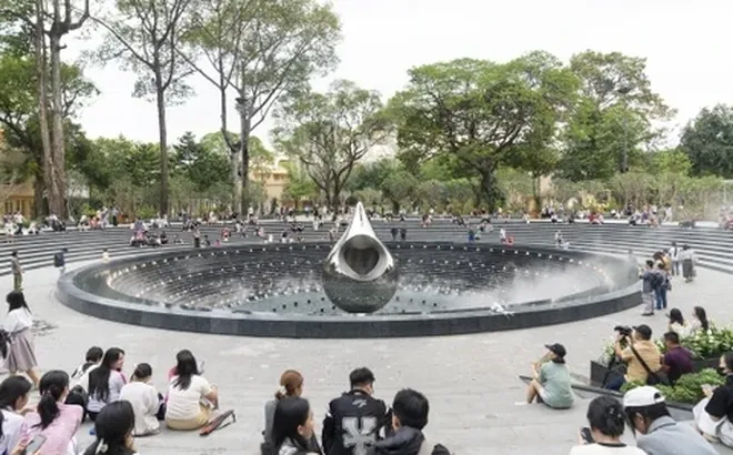 Đài tưởng niệm nạn nhân Covid-19 ở TP.HCM đông kín người xem nhạc nước